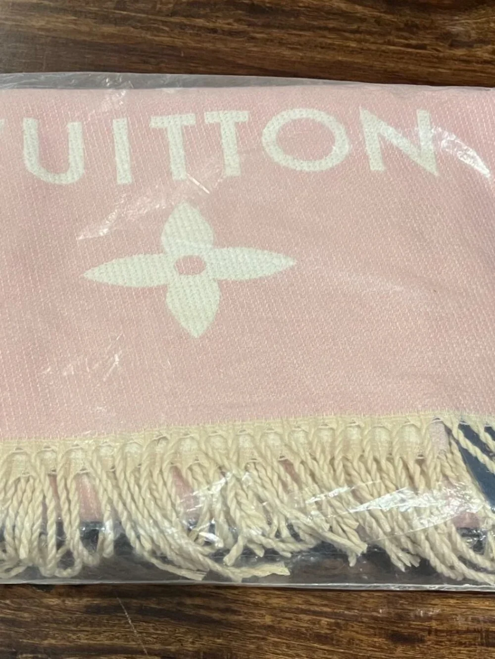 Louis Vuitton LV Essential Scarf - Picture 5 of 5
